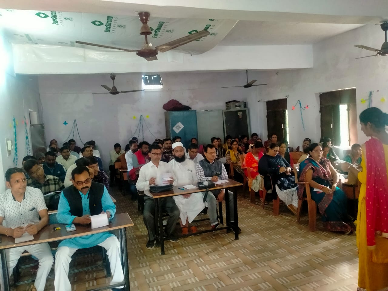 पीलीभीत :निपुण भारत मिशन के अंतर्गत प्राथमिक स्तर के शिक्षकों एवं शिक्षामित्रों का चार-चार दिवसीय शिक्षक प्रशिक्षण कुल 22 बैंचों में 1083 प्रशिक्षार्थियों को कराकर सभी प्रशिक्षणों का समापन हुआ
