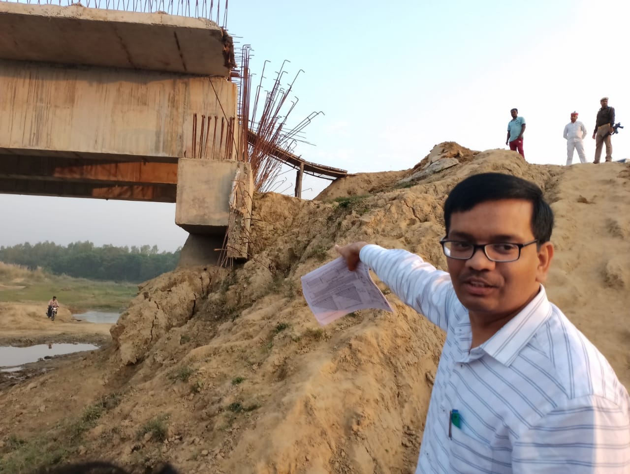 पीलीभीत: जिलाधिकारी ने निर्माणाधीन ग्राम बौनी के पास लघुसेतु का किया गया औचक निरीक्षण।