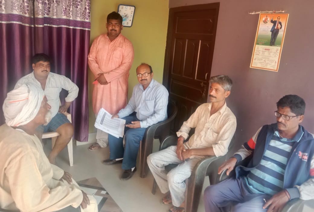 पीलीभीत:पूर्ति निरीक्षक से कार्ड धारको ने की शिकायतें