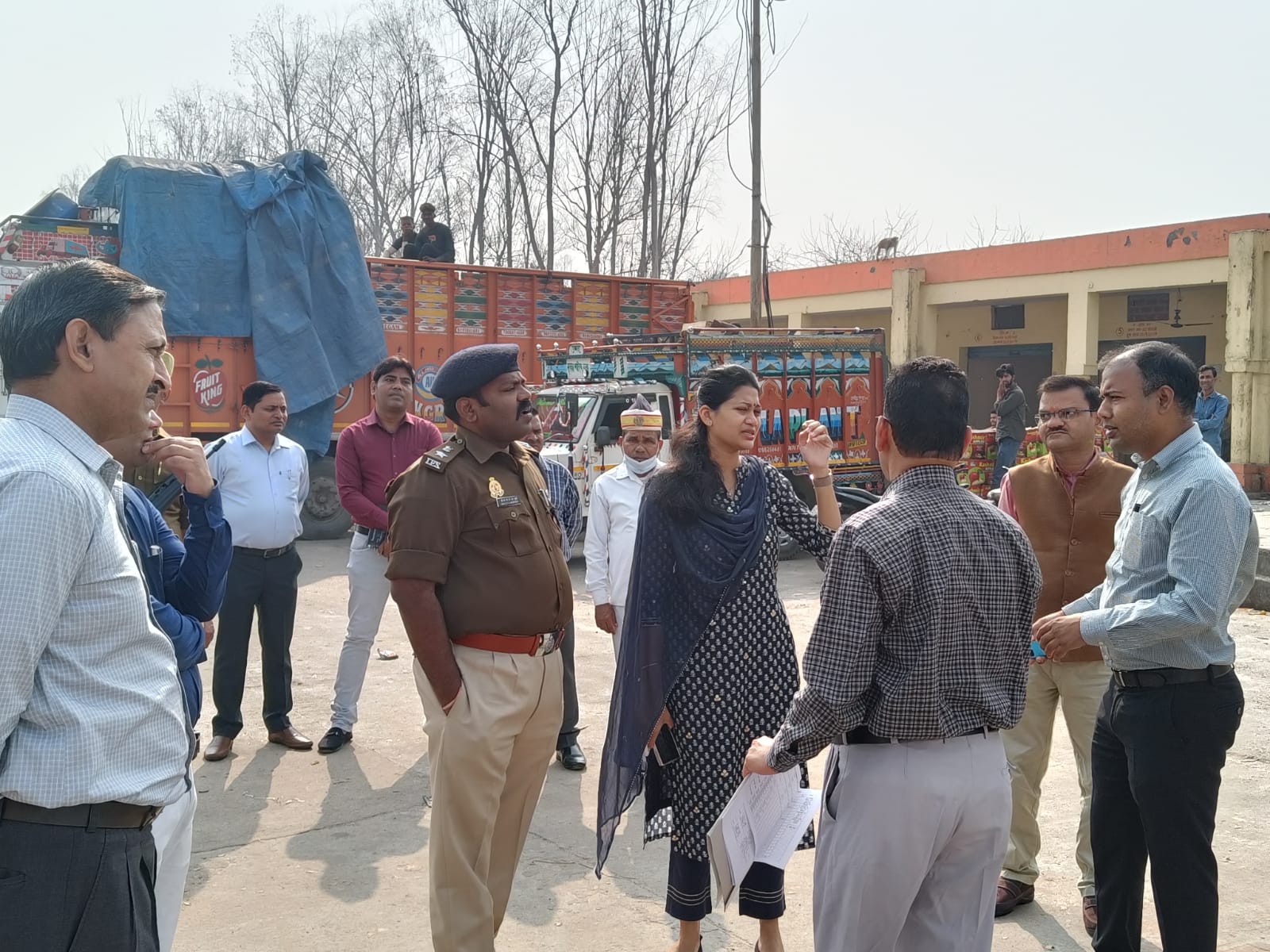कासगंज:जिलाधिकारी ने निर्वाचन व्यवस्थाओं के लिये मण्डी परिसर का लिया जायजा।
