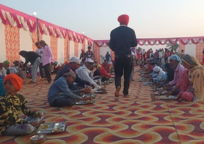 पीलीभीत: गुरु पर्व पर खुले पंडाल बीच सजाया गया दीवाना, बड़ी संख्या में श्रद्धालुओं ने पहुंचकर समागम में लिया भाग