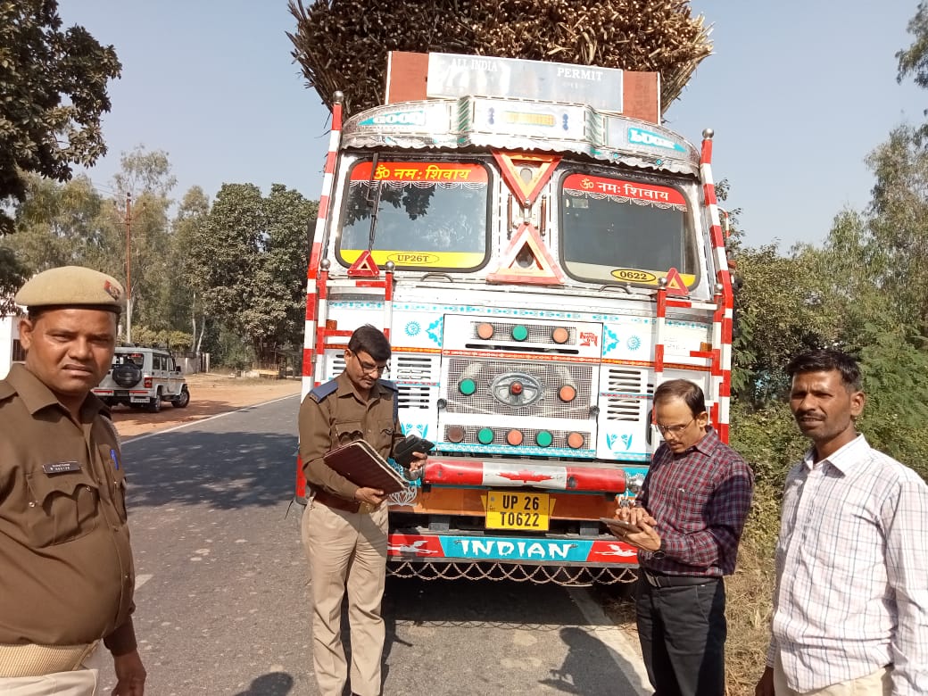 पीलीभीत: वाहनों के सुरक्षित संचालन सुनिश्चित कराने के दृष्टिगत एआरटीओ वीरेंद्र सिंह द्वारा टनकपुर मार्ग पर चेकिंग अभियान चलाया गया