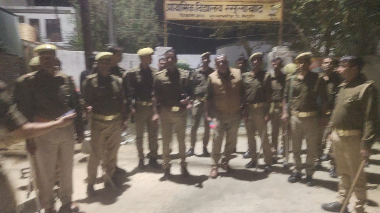 मैनपुरी:पीएसी के साथ सघन फ्लैग मार्च ब बूथों का निरीक्षण करते हुए कस्बा इंचार्ज आदेश भारद्वाज