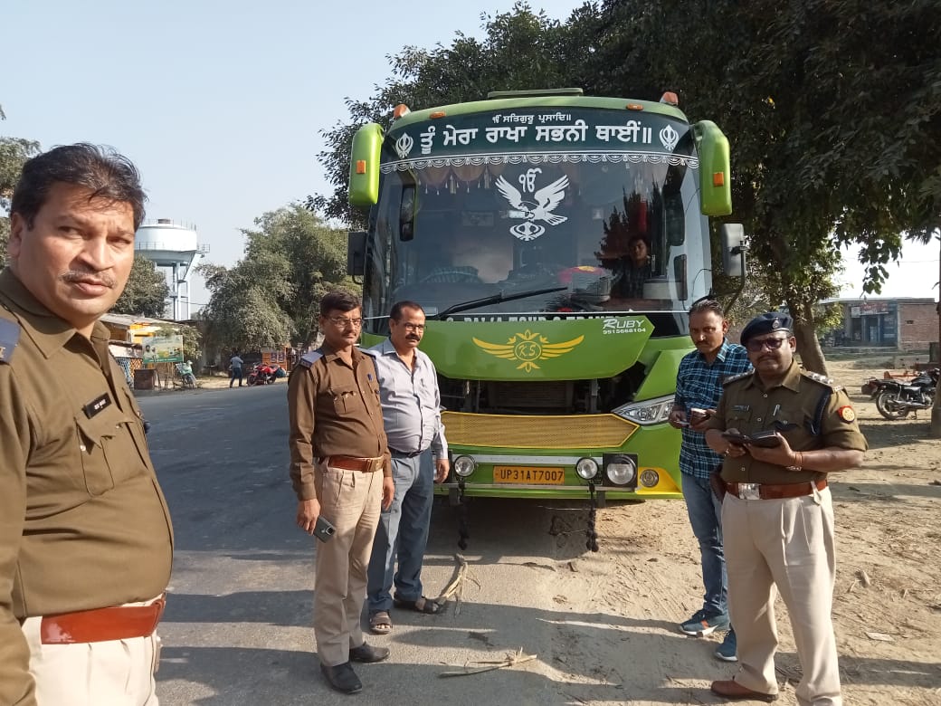 पीलीभीत:एआरटीओ एवं एआरएम रोडवेज ने चलाया संयुक्त अभियान, पांच डग्गामार बसों का किया चालान।
