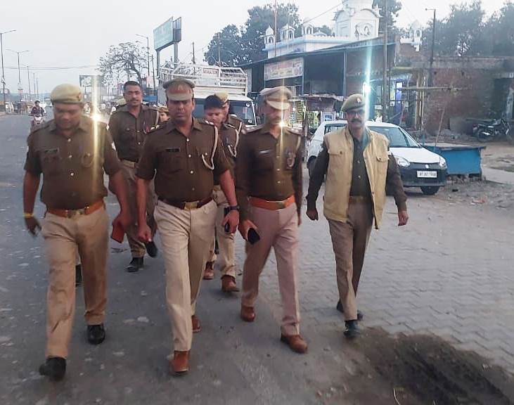 पीलीभीत:पुलिस अधीक्षक के निर्देशन में जनपदीय पुलिस ने पैदल गश्त कर सुरक्षा व्यवस्था का लिया जायजा