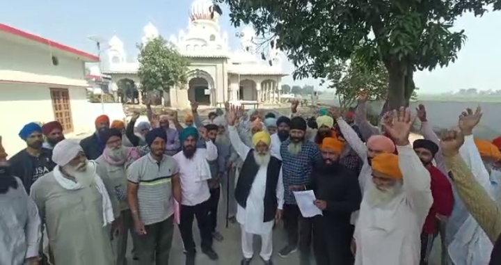 पीलीभीत :बिद्युत विभाग द्वारा किसानों के निजी ट्यूवलों पर मीटर लगाए जाने को लेकर किसानों ने किया बिरोध प्रदर्शन।