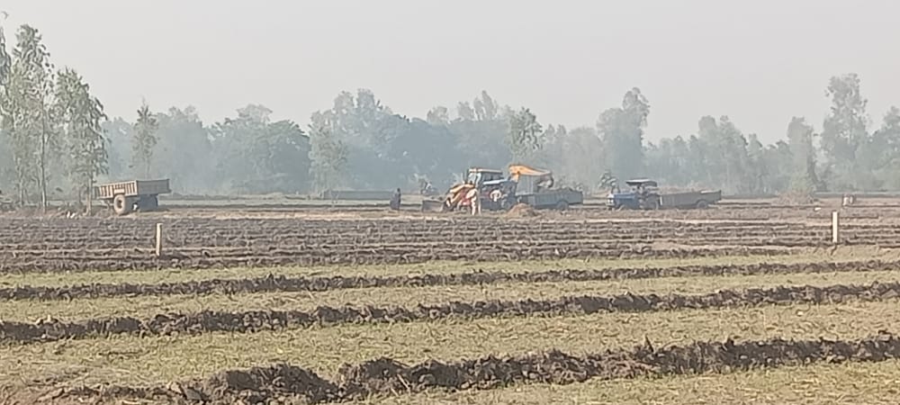 पूरनपर/पीलीभीत :अबैध खननकर्ताओं के हौसले बुलंद है, क्षेत्रीय अधिकारियों और कर्मचारियों व स्थानीय पुलिस ने खुली छूट दे रखी है। इसी के चलते यमराज बनकर तेज रफ्तार से खनन माफियाओं की ट्रैक्टर ट्रालियां दौड़ रही हैं।