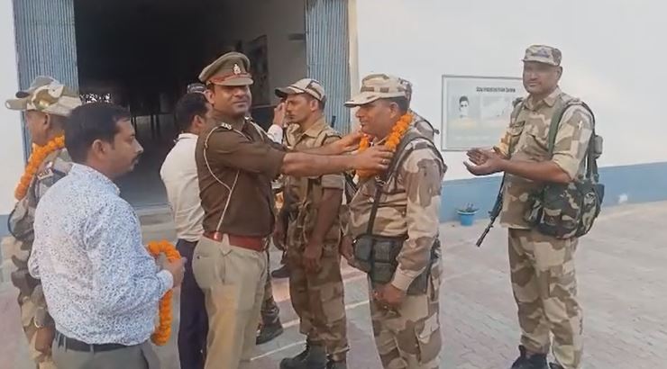 मैनपुरी: पैरामिलेट्री फोर्स के आगमन पर कस्बा इंचार्ज आदेश भारद्वाज ने किया जोरदार स्वागत