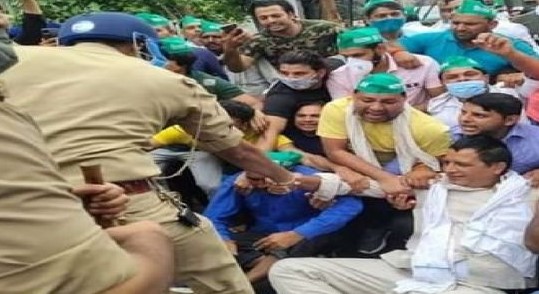 गौतमबुद्ध नगर : दिन निकलते ही एनटीपीसी हुई छावनी में तब्दील, किसानों पर लाठी चार्ज, कई थानों की पुलिस मौके  पर पहुंची