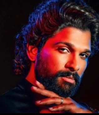 अल्लू अर्जुन रूस में कर रहे फिल्म का जबरदस्त प्रमोशन, घुटनों के बल बैठ खिंचाई फोटो,