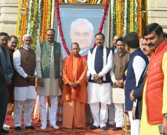 रविवार को पूर्व प्रधानमंत्री अटल जी के जयंती पर सीएम ने श्रद्धांजलि दिया, डायमनिक फ़साड लाइटिंग का भी करेंगे शुभारंभ