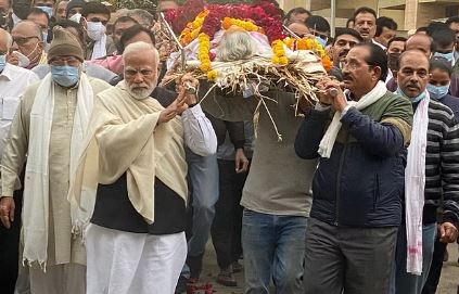 पीलीभीत :देश के यशस्वी माननीय प्रधानमंत्री श्री नरेंद्र मोदी जी की माता श्रीमती हीरा बेन मोदी जी के निधन की दुखद सूचना प्राप्त होते ही सम्पूर्ण देश शोक में डूब गया।