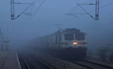कोहरे की वजह से लखनऊ मेल समेत अन्य ट्रेनें लड़खड़ाई; कैट 3-बी इंस्टुमेंटल लैंडिंग सिस्टम भी काम नहीं आ रही