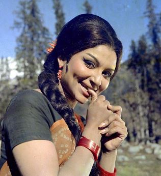 बोल्ड फोटोशूट की वजह से विवादों में रही शर्मीला के जन्मदिन पर कुछ खास किस्से, नवाब पटौदी से शादी की शर्त- 3 गेंद, 3 छक्के