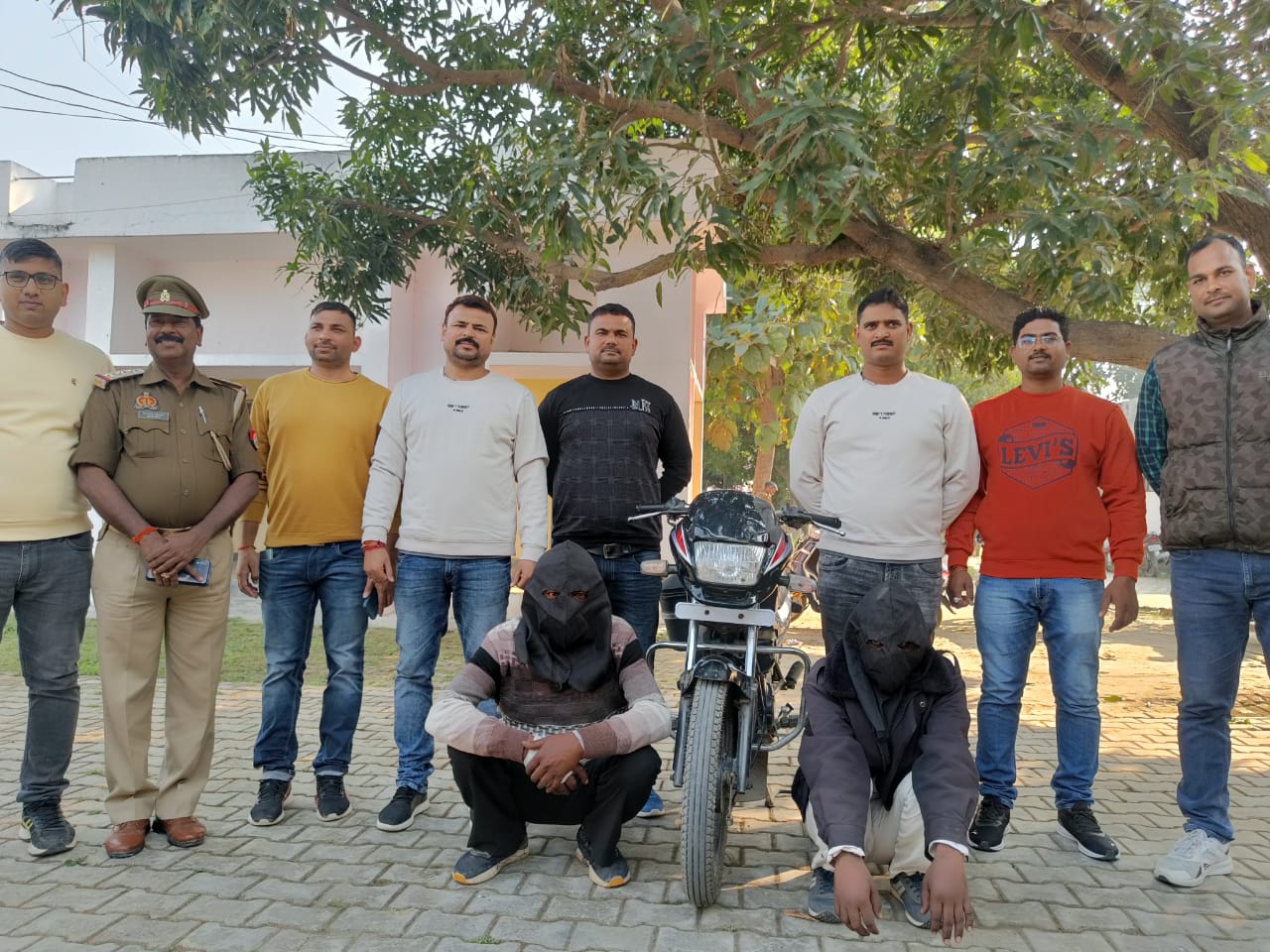 सिद्धार्थनगर-एस0ओ0जी0, सर्विलांस व थाना बांसी पुलिस टीम द्वारा डिक्की तोड़कर रूपये निकालने वाले गिरोह के 02 शातिर सदस्य गिरफ्तार