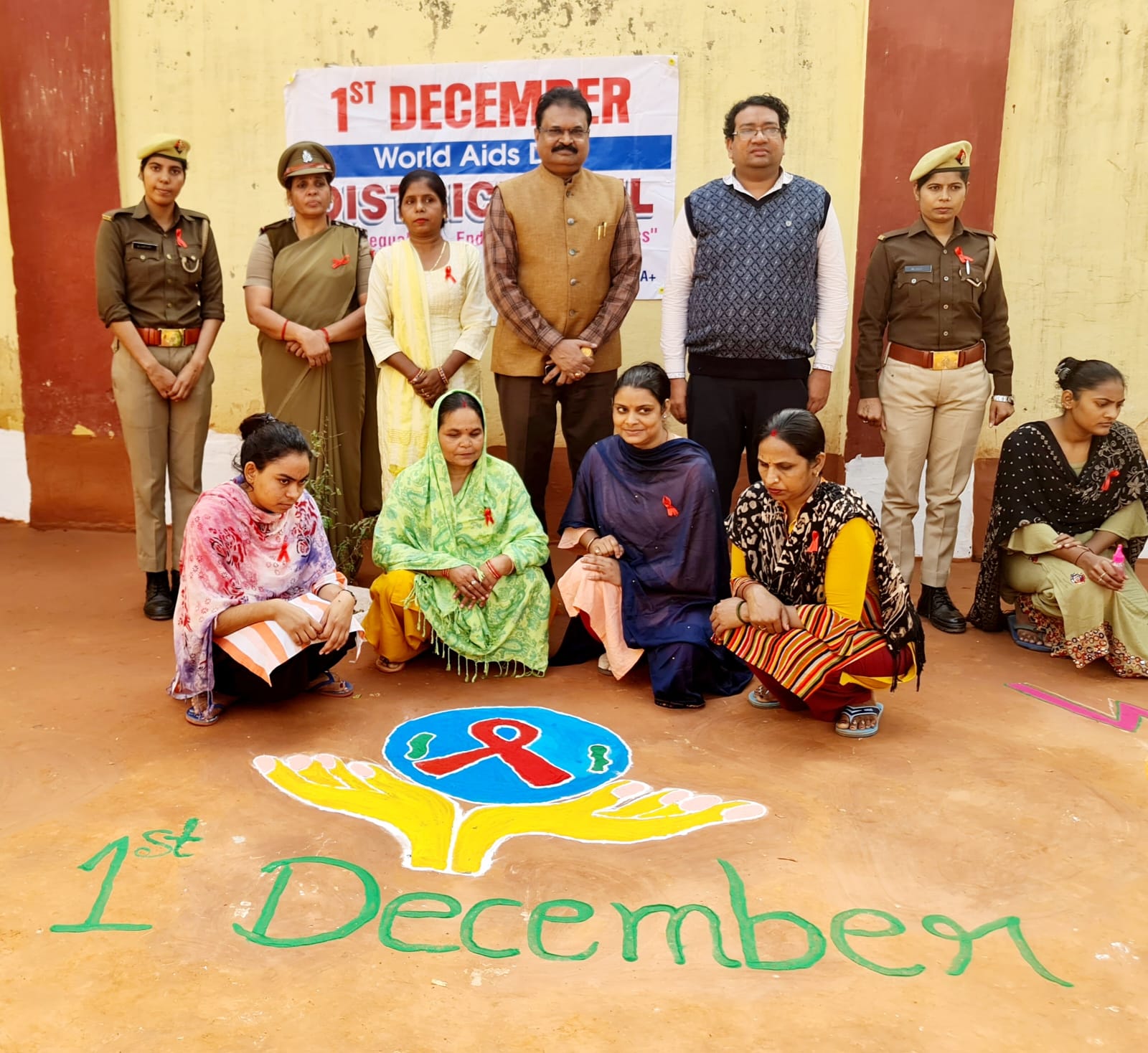 फर्रुखाबाद:विश्व एड्स दिवस पर जिला कारागार फतेहगढ़ में बंदियों को एड्स के प्रति चिकित्साधिकारी डॉ विजय अनुरागी ने किया जागरूक