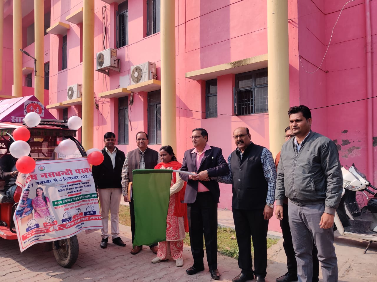 फर्रुखाबाद:परिवार नियोजन के प्रति जागरूकता को सारथी वाहन रवाना सीएमओ ने सारथी वाहन को हरी झंडी दिखाकर किया रवाना