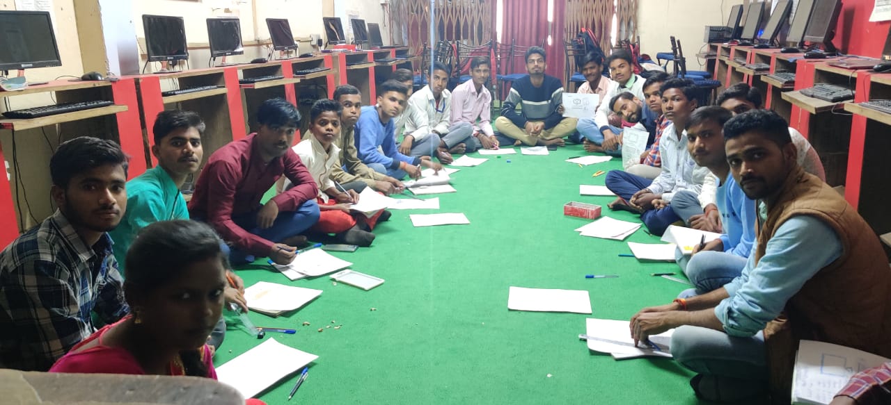 बरेली - विश्व कंप्यूटर साक्षरता दिवस पर छात्र-छात्राओं में प्रतियोगिता कराई गई।