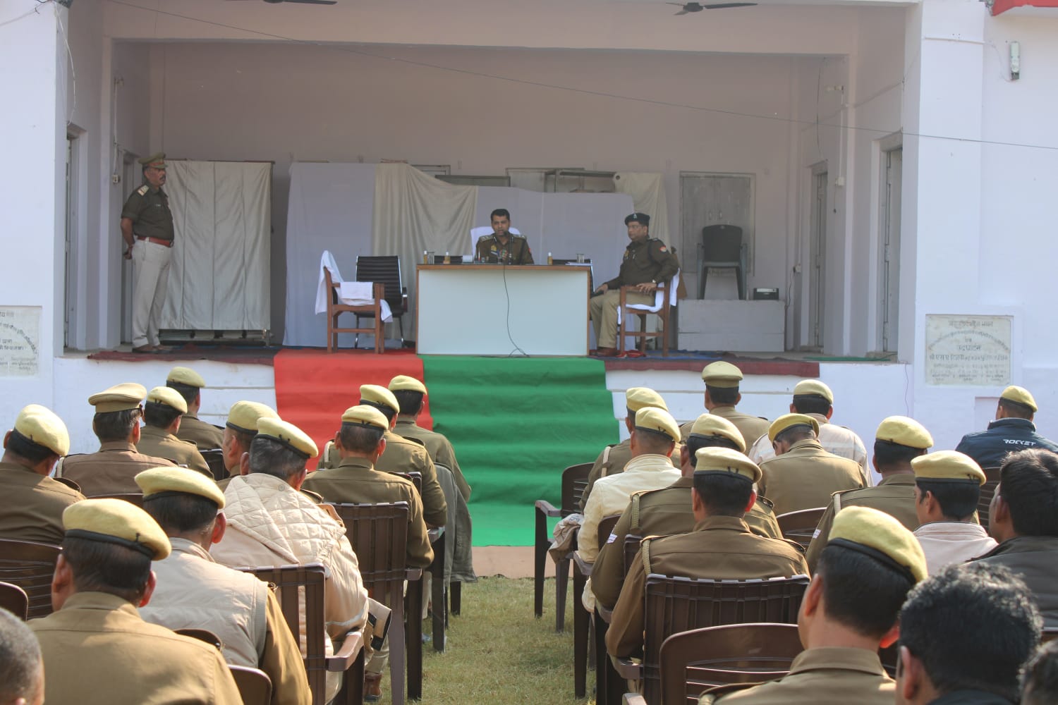 पीलीभीत: पुलिस अधीक्षक ने लोकसभा उप-निर्वाचन-2022/विधानसभा उप-निर्वाचन-2022 के मतदान की सुरक्षा-व्यवस्था में लगे पुलिस बल को ब्रीफ कर किया रवाना।