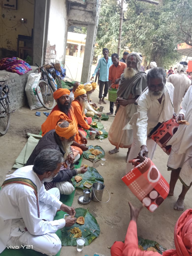 पीलीभीत :लालबाबा मन्दिर में चल रही सात दिवसीय श्रीमद भागवत महापुराण कथा का हवन पूजन एवं पूर्णाहुति के साथ समापन हो गया। धार्मिक कार्यक्रम में विशाल भंडारे में सैकड़ों श्रद्धालुओं ने प्रसाद ग्रहण किया।