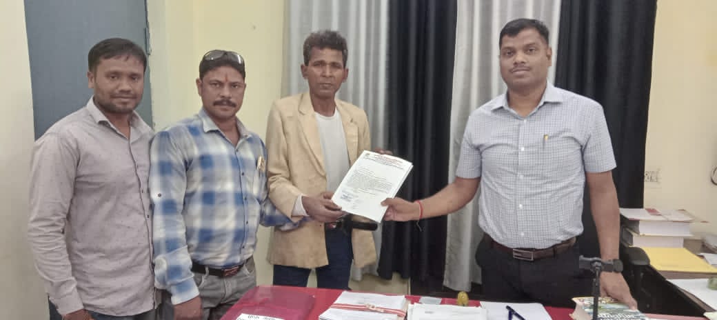 रायपुर:- पीडीएस में कालाबाजारी को लेकर हितग्राहियों के हवाले पत्रकारों ने एसडीएम को सौंपा ज्ञापन !