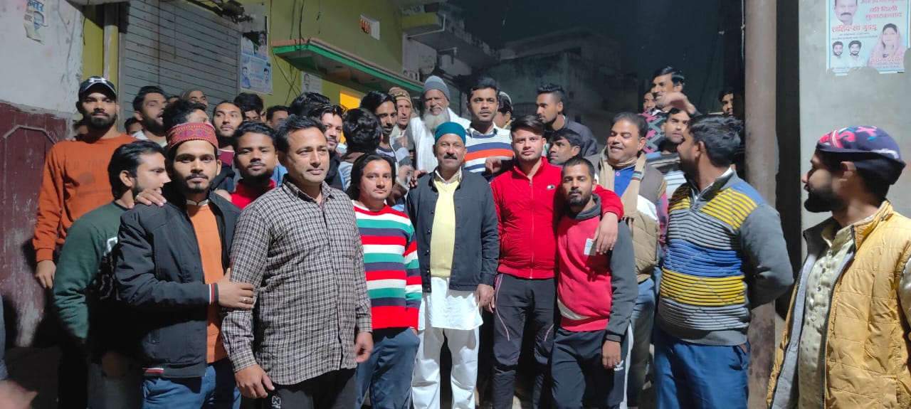 बरेली - सिरौली नगर पंचायत में प्रत्याशी गुड्डू खां ने मौहल्ला मुगलान में किया डोर टू डोर जनसंपर्क