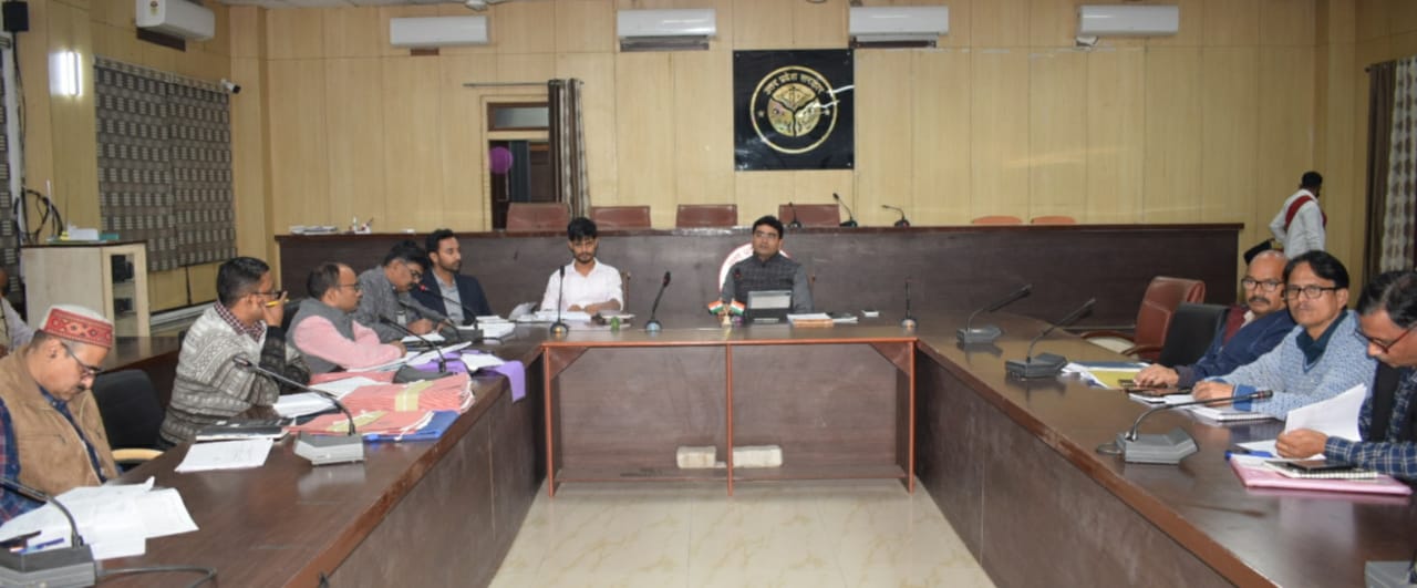 जिलाधिकारी प्रयागराज ने नहरों में कराए गए सफाई के कार्यों का सत्यापन कराए जाने का निर्देश दिया