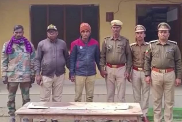 पीलीभीत :जंगल से पेड़ काटते एक को पकड़ा पांच फरार