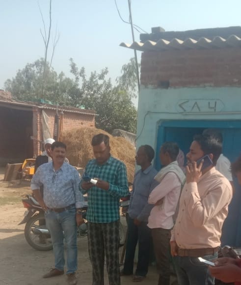 पीलीभीत :- पूरनपुर जेई मनोज कुमार शर्मा के नेतृत्व में बकाया बिजली बिल जमा न करने बालों पर की गई सख्त कार्यवाही।