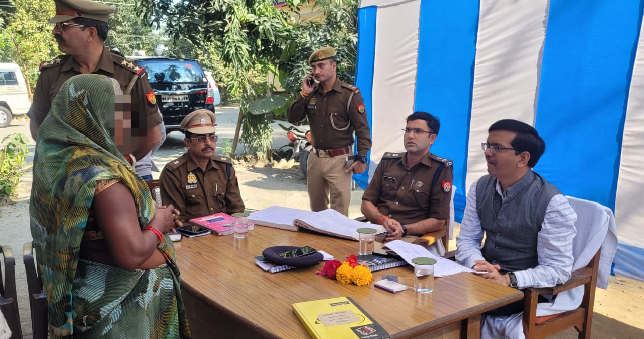 पीलीभीत: जिलाधिकारी एवं पुलिस अधीक्षक ने थाना समाधान दिवस पर थाना माधौटांडा में की गई जनसुनवाई।