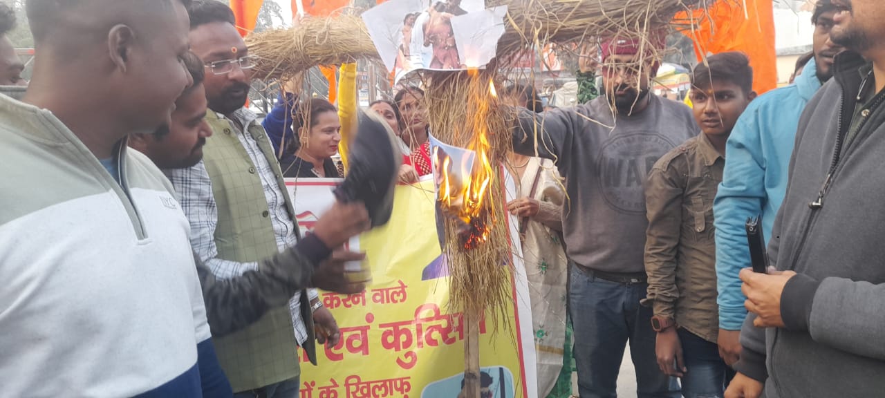 बरेली - पठान' का विरोध सड़कों पर, करणी सेना जिलाध्यक्ष के बिगड़े बोल, तालाबंदी की दी धमकी।