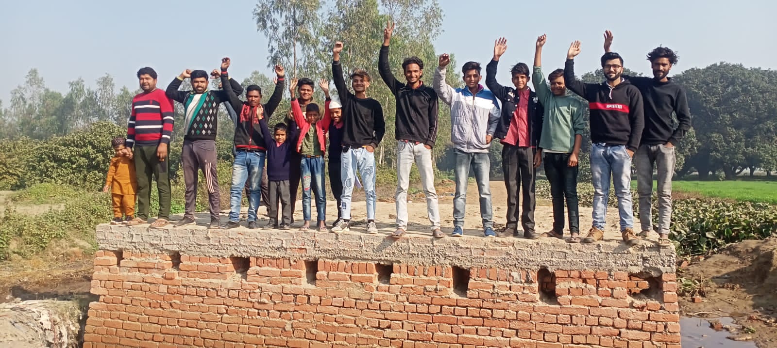 पीलीभीत:अधूरी पुलिया से ग्रामीण परेशान ठेकेदार के खिलाफ किया प्रदर्शन