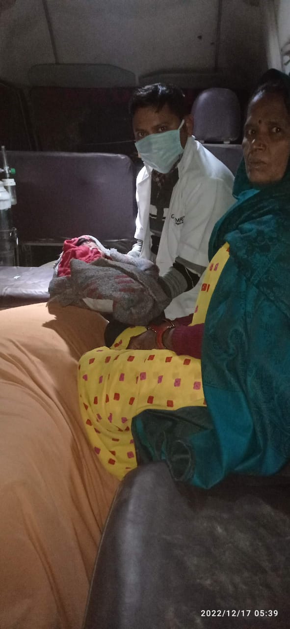 औरेया:एक बार फिर अस्पताल ले जाते समय एंबुलेंस में प्रसूता ने बच्चे को दिया जन्म