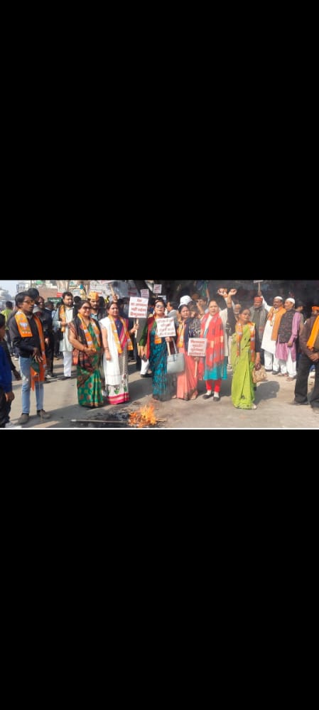 फर्रुखाबाद :पाकिस्तानी विदेश मंत्री बिलावल भुट्टो का बी०जे०पी० के पदाधिकारियों व कार्यकर्ताओं ने पुतला फूॅंक कर किया विरोध प्रदर्शन