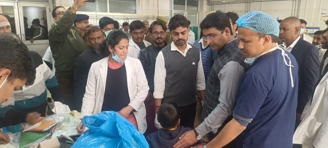 जिलाधिकारी प्रयागराज में स्वरूपरानी नेहरू चिकित्सालय पहुंचकर बस दुर्घटना में घायल बच्चों का जाना हाल