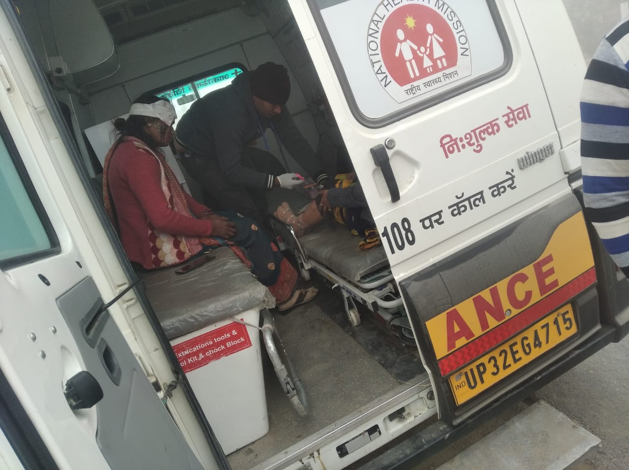 ताखा/इटावा : कोहरे की वजह से दर्दनाक हादसा, आपस में टकराई 8 गाड़ी ,तीन की मौत।