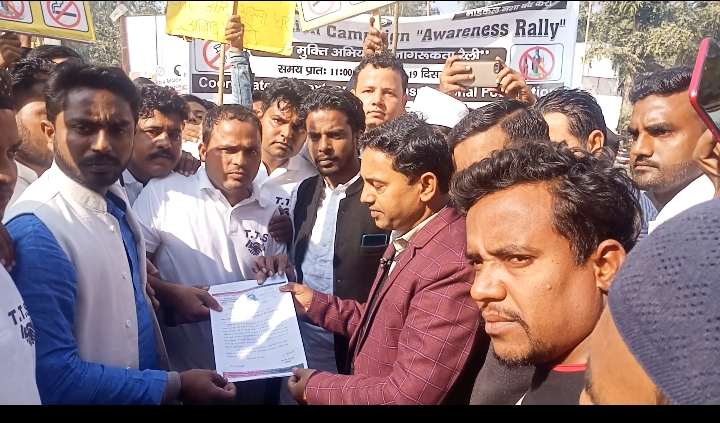 पीलीभीत :टीटीएस व एनवीआईएफ ने नशे के खिलाफ रैली निकाल कर एसडीएम को सौंपा ज्ञापन ।
