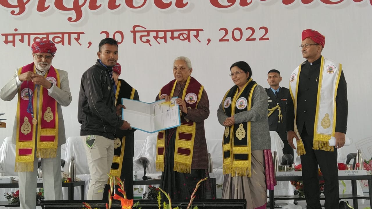 प्रयागराज: राज्यपाल महोदया ने उपाधि प्राप्त करने वाले छात्र-छात्राओं को शुभकामनाएं देते हुए उनके उज्जवल भविष्य की कामनाएं की