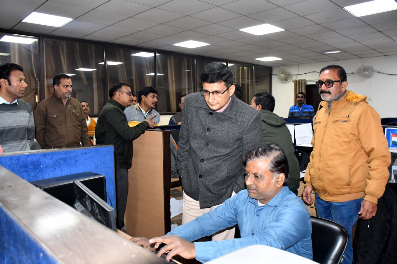 मंडलायुक्त प्रयागराज ने मेला प्राधिकरण कार्यालय स्थित सुविधा पर्ची अनुभाग का किया निरीक्षण