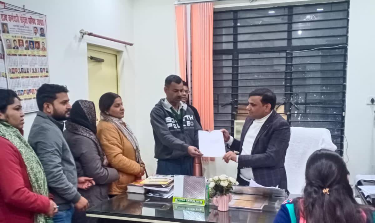 बरेली - मझगवां ब्लाक के शिक्षको ने B.E.O के खिलाफ झूठी शिकायत के विरोध में बेसिक शिक्षा अधिकारी बरेली को दिया ज्ञापन।