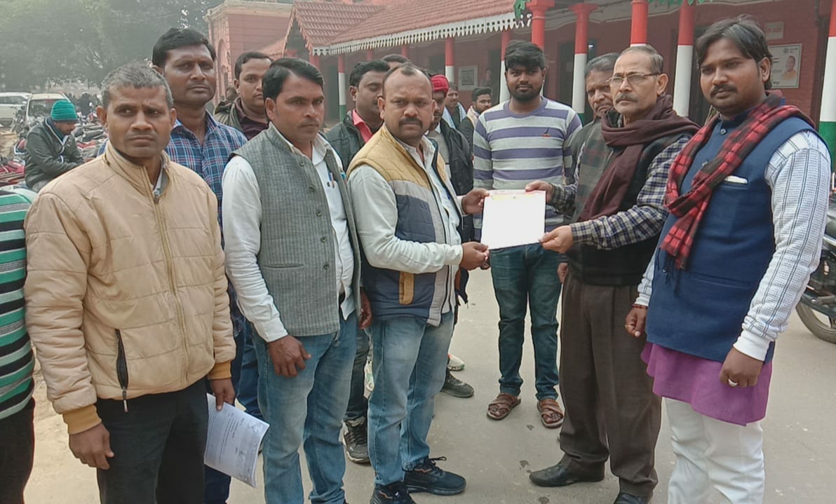 जौनपुर:ओबीसी आरक्षण को लेकर सरदार सेना के कार्यकर्ताओं ने सौंपा प्रशासनिक अधिकारी को राष्ट्रपति के नाम ज्ञापन