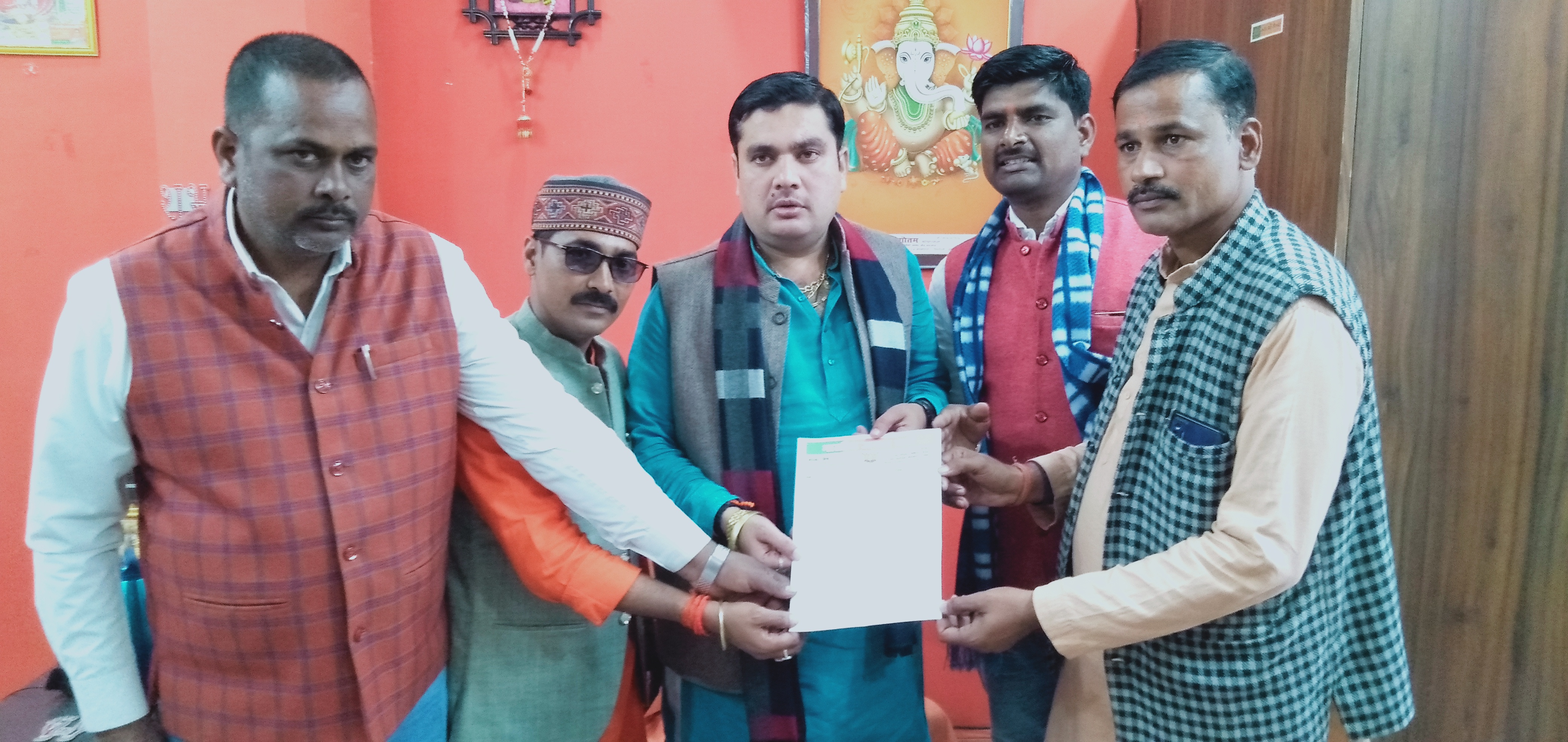 सीतापुर:नगर निकाय चुनाव में मिश्रिख नैमिषारण्य के मूल कार्यकर्ताओं ने भाजपा कार्यालय के जिला अध्यक्ष अचिन मेहरोत्रा को दिया मांग पत्र