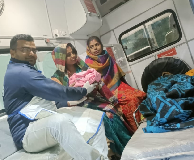 औरैया : एंबुलेंस में महिला ने दिया बेटे को दिया जन्म