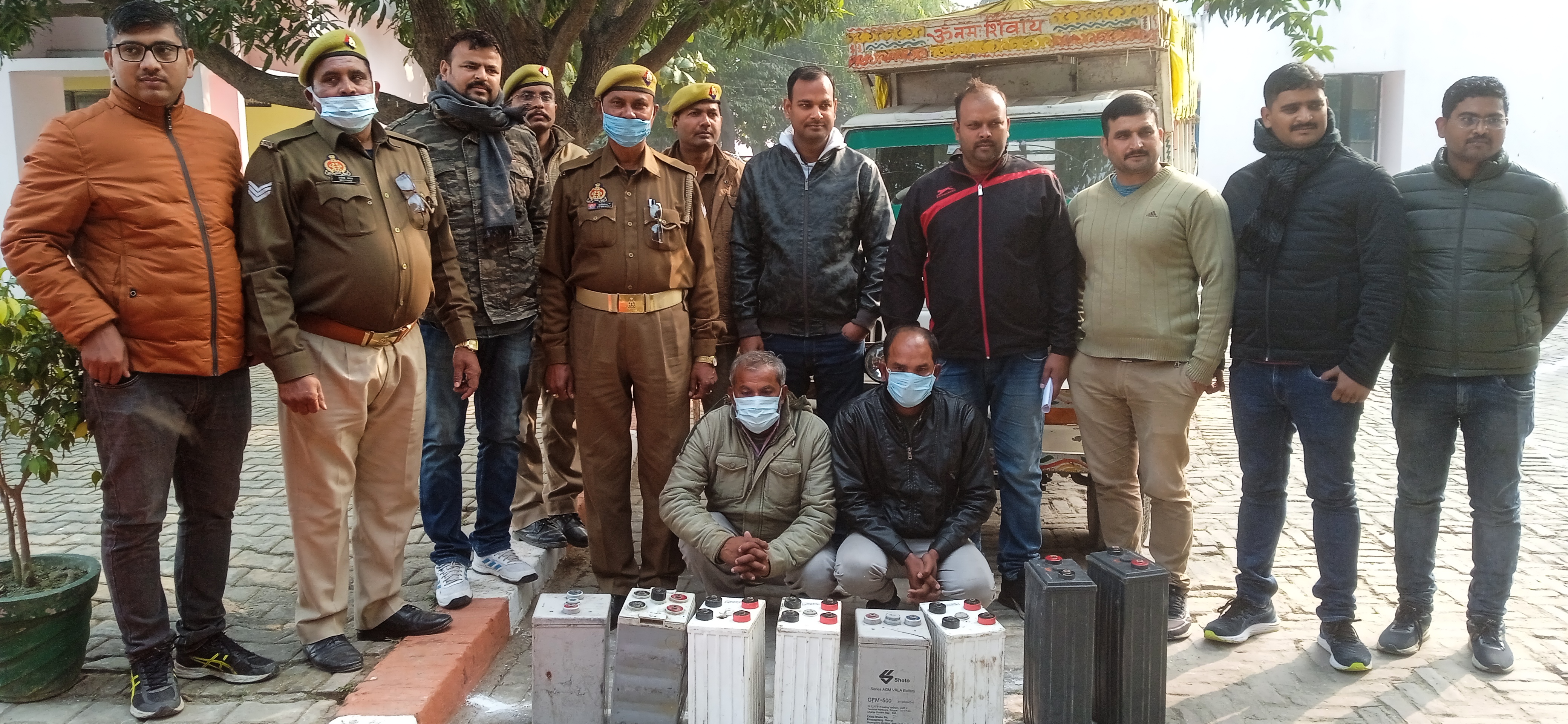 सिद्धार्थनगर-एस0ओ0जी0, सर्विलांस व थाना बांसी पुलिस टीम द्वारा जनपद सिद्धार्थनगर एवं बस्ती के विभिन्न मोबाइल टावरों से बैट्री चुराने वाले गैंग के 02 सदस्य गिरफ्तार, कब्जे से 08 बैट्री, 01 पिकअप, रू0 20 हजार नकद एवं चोरी करने के उपकरण बरामद