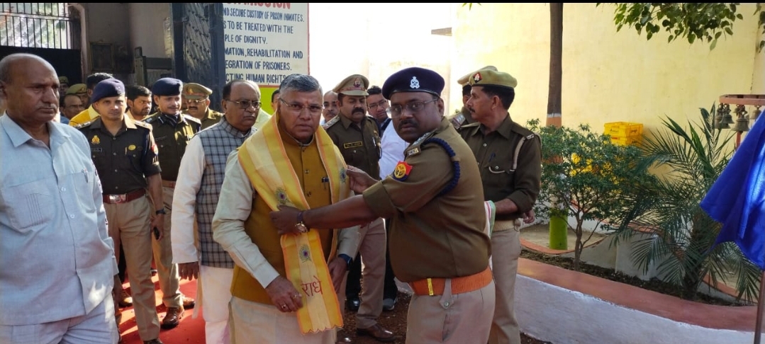 फर्रुखाबाद :  कारागार राज्य मंत्री (स्वतन्त्र प्रभार) श्री धर्मवीर प्रजापति के द्वारा जिला कारागार फतेहगढ़ में बंदियों से किया गया सीधा संवाद