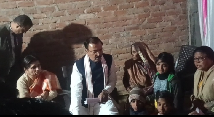 कन्नौज अरुण शाक्य हत्याकांड में पीड़ित के घर पहुंचे उप मुख्यमंत्री केशव प्रसाद मौर्य : 1000000 की दी आर्थिक सहायता राशि