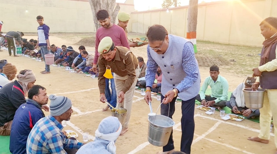 फर्रुखाबाद : अटल बिहारी वाजपेई के जयंती पर जिला जेल फर्रुखाबाद में सहभोज का आयोजन किया गया