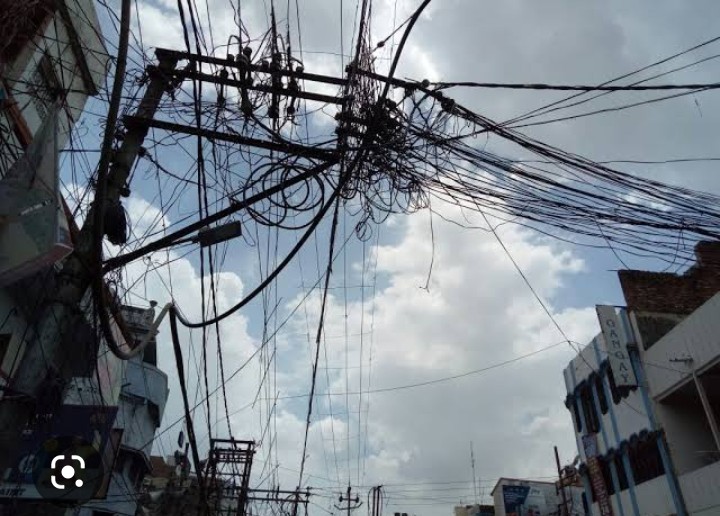 बरेली/यूपी :बरसेर बिजली उपकेंद्र से संचालित जर्जर लाइन की बजह बनी रहती है बाधित