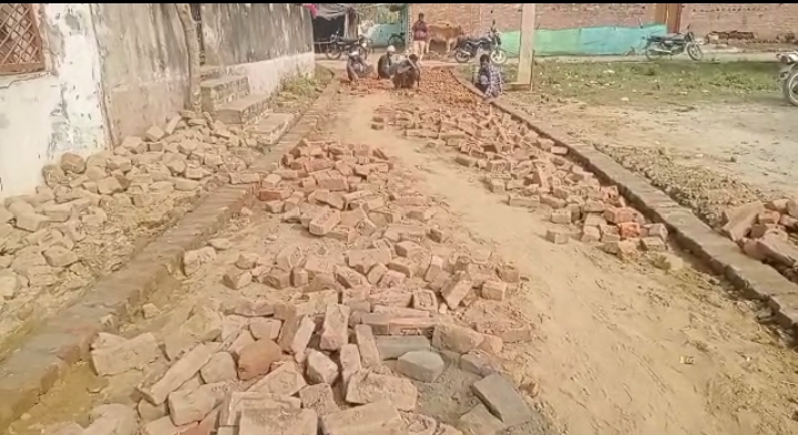 पीलीभीत:सड़क निर्माण में लगाई जा रही पुरानी और पीला ईंट