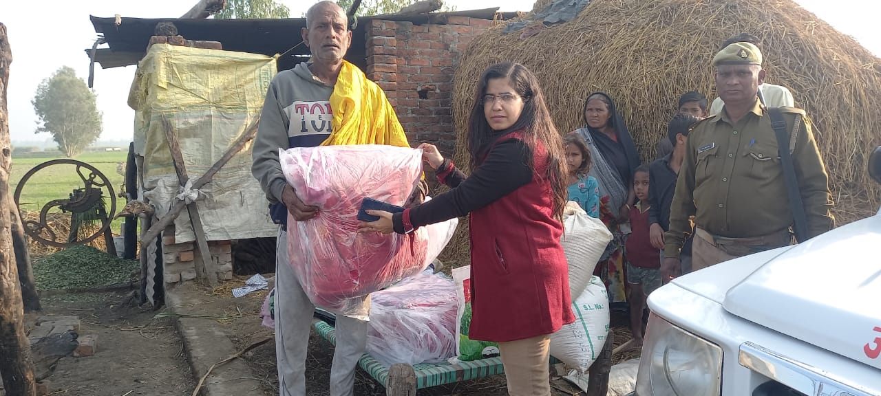पीलीभीत:दैवीय आपदा की घटना स्थल पर पहुंची सहायता किट प्रदान की- उप जिलाधिकारी